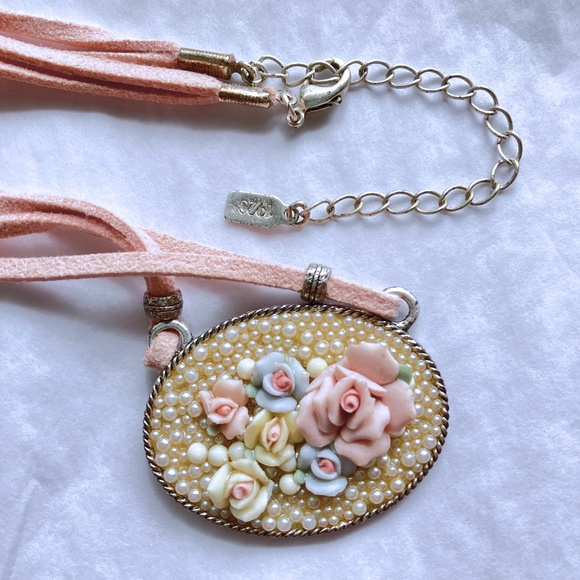 Suede Cord Necklace with Roses and Pearl Pendant ๐น๐๐ NWOT - Picture 5 of 6